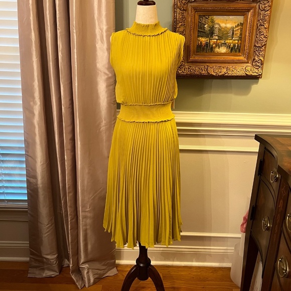 NWOT Nanette by Nanette Lepore Solid Chartreuse Pleated Smocked Midi Dress Sz 12 - Picture 3 of 5